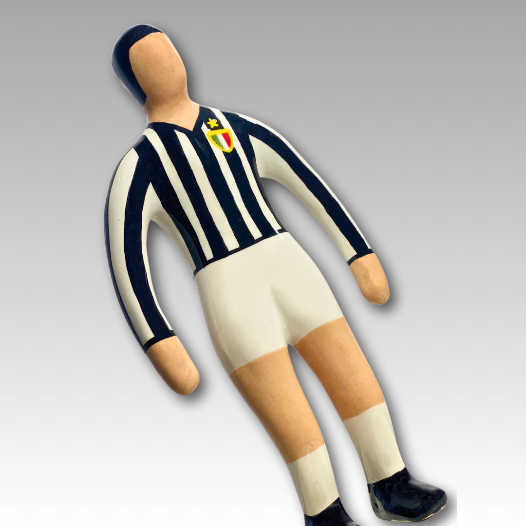 Dettaglio statuetta Subbuteo ceramica bianco e nero