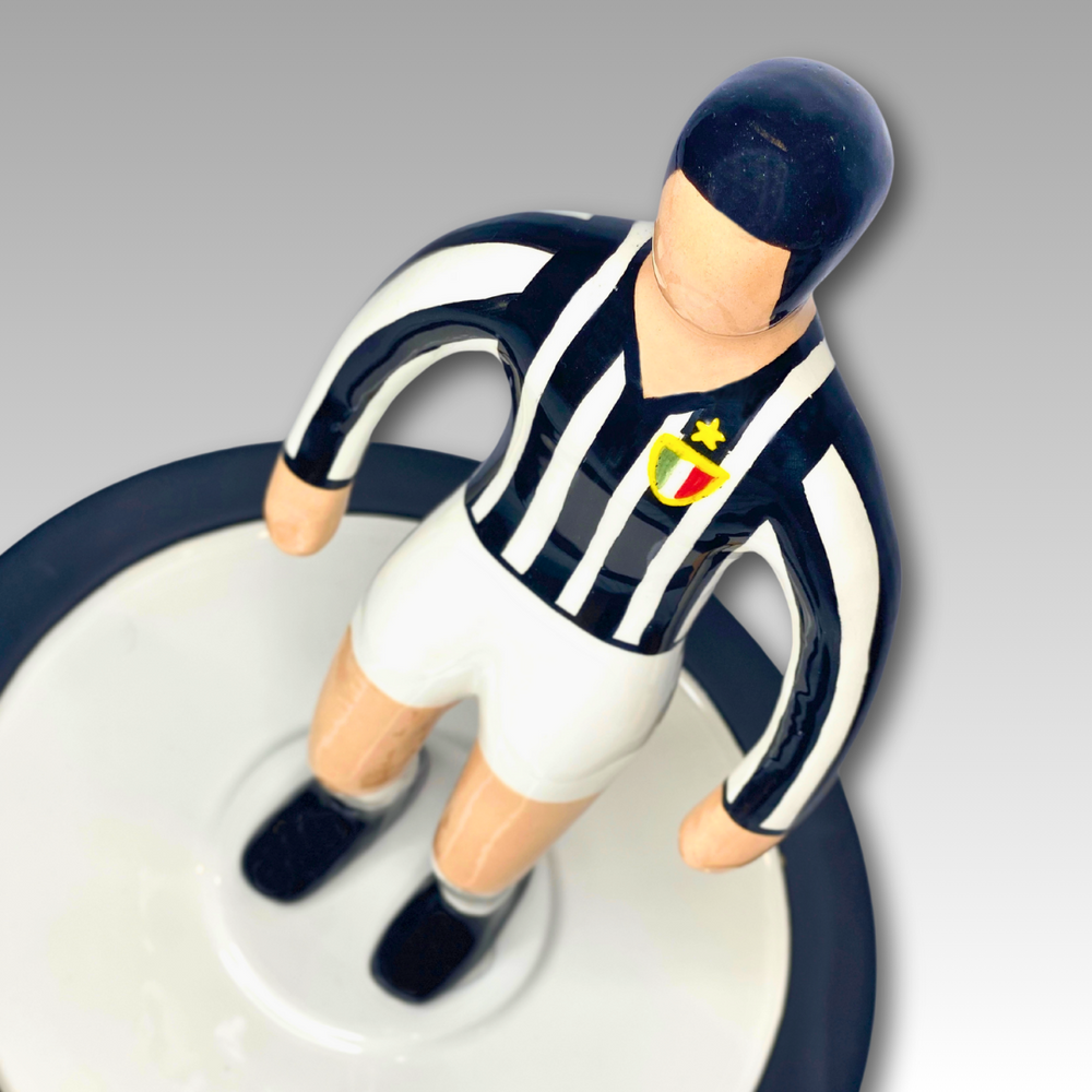 Vista dall'alto statuetta Subbuteo ceramica bianco e nero