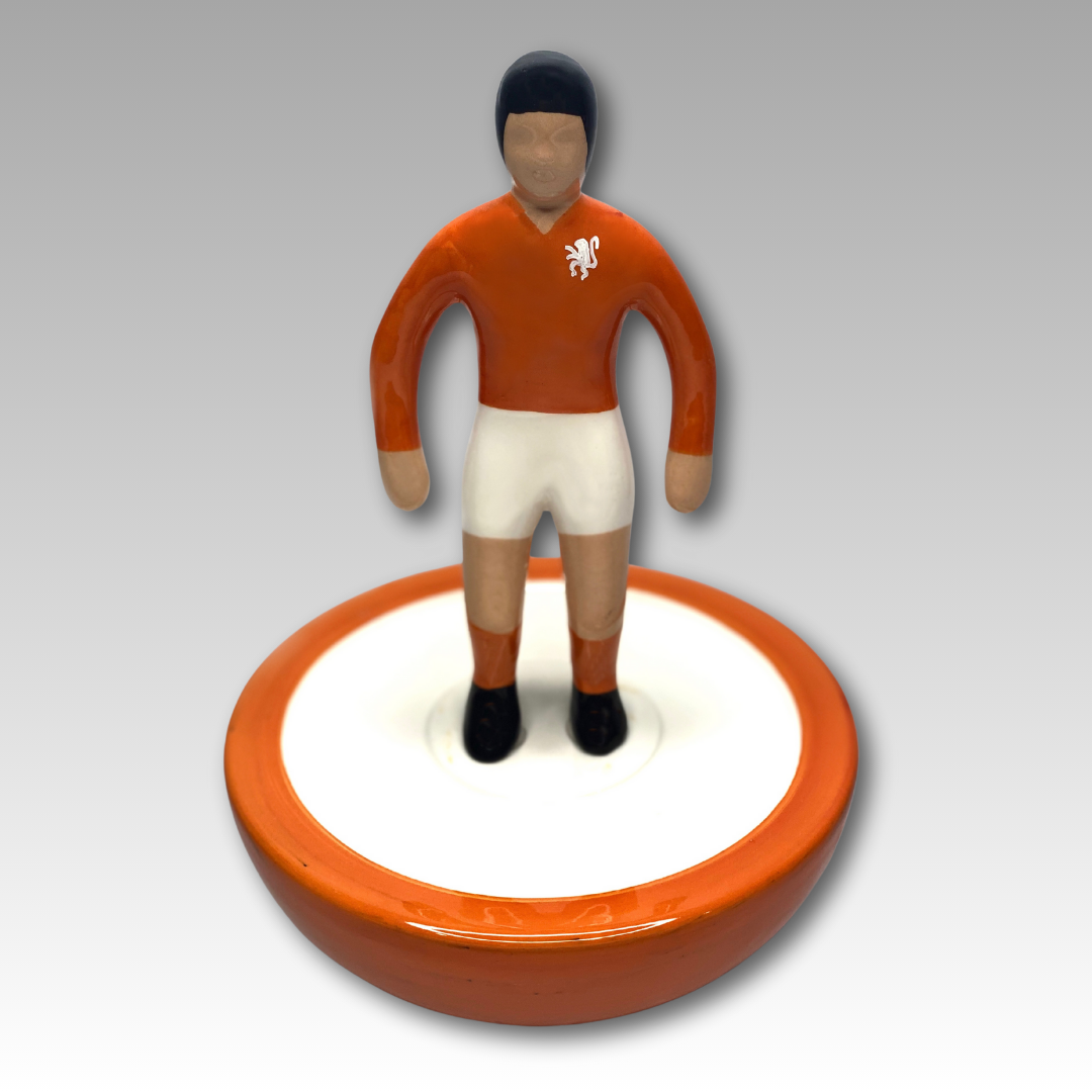 Statuina ceramica Subbuteo arancione e bianca