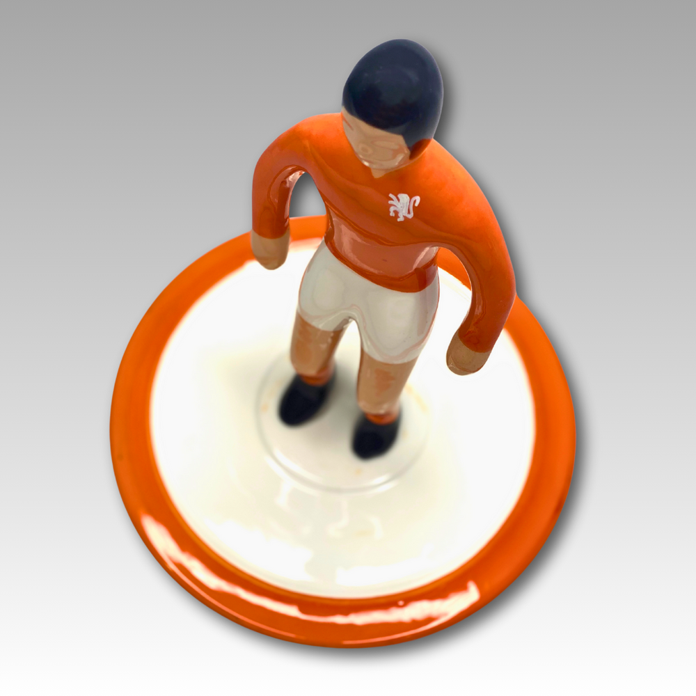 Vista dall'alto statuina ceramica Subbuteo arancione e bianca