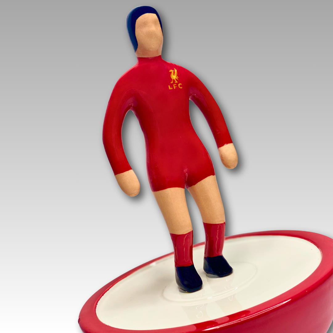 Figura Subbuteo ceramica rossa e bianca in posa