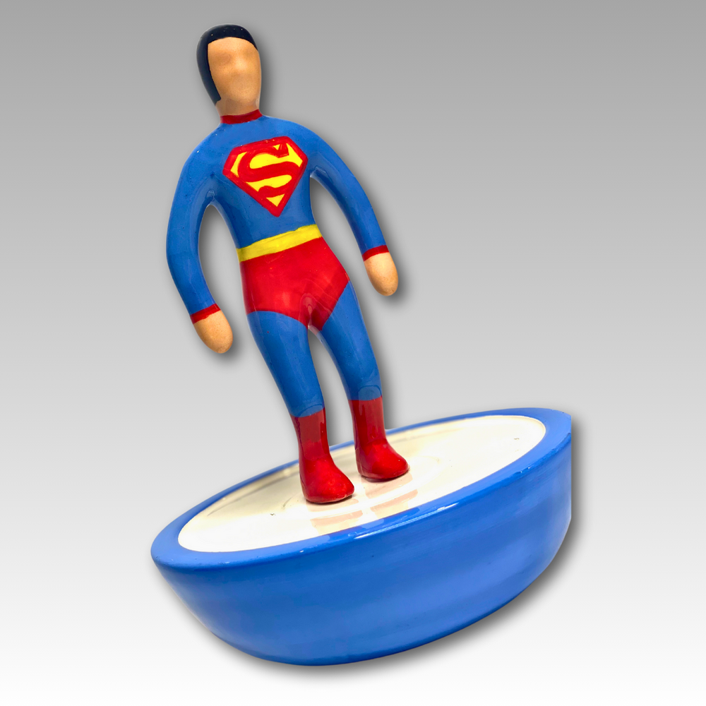 Statuina ceramica Subbuteo supereroe blu e rosso inclinata