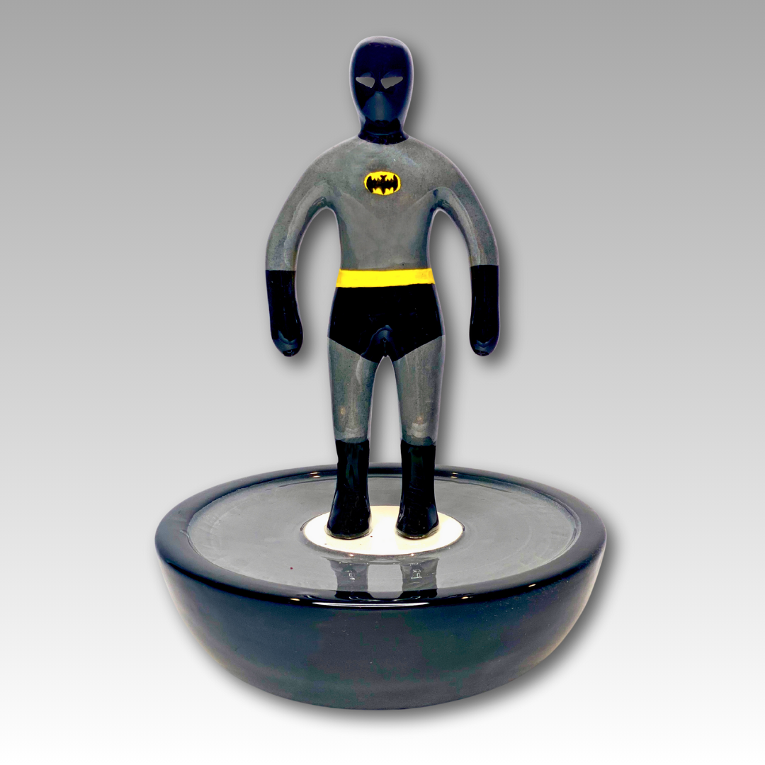 Statuetta in ceramica artigianale di Batman Subbuteo, alta 30 cm, per collezionisti e appassionati di supereroi.
