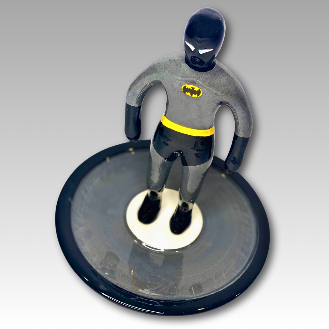 Vista dall'alto statuina ceramica Subbuteo supereroe nero e grigio
