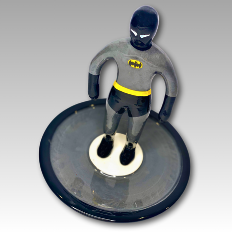 Vista dall'alto statuina ceramica Subbuteo supereroe nero e grigio