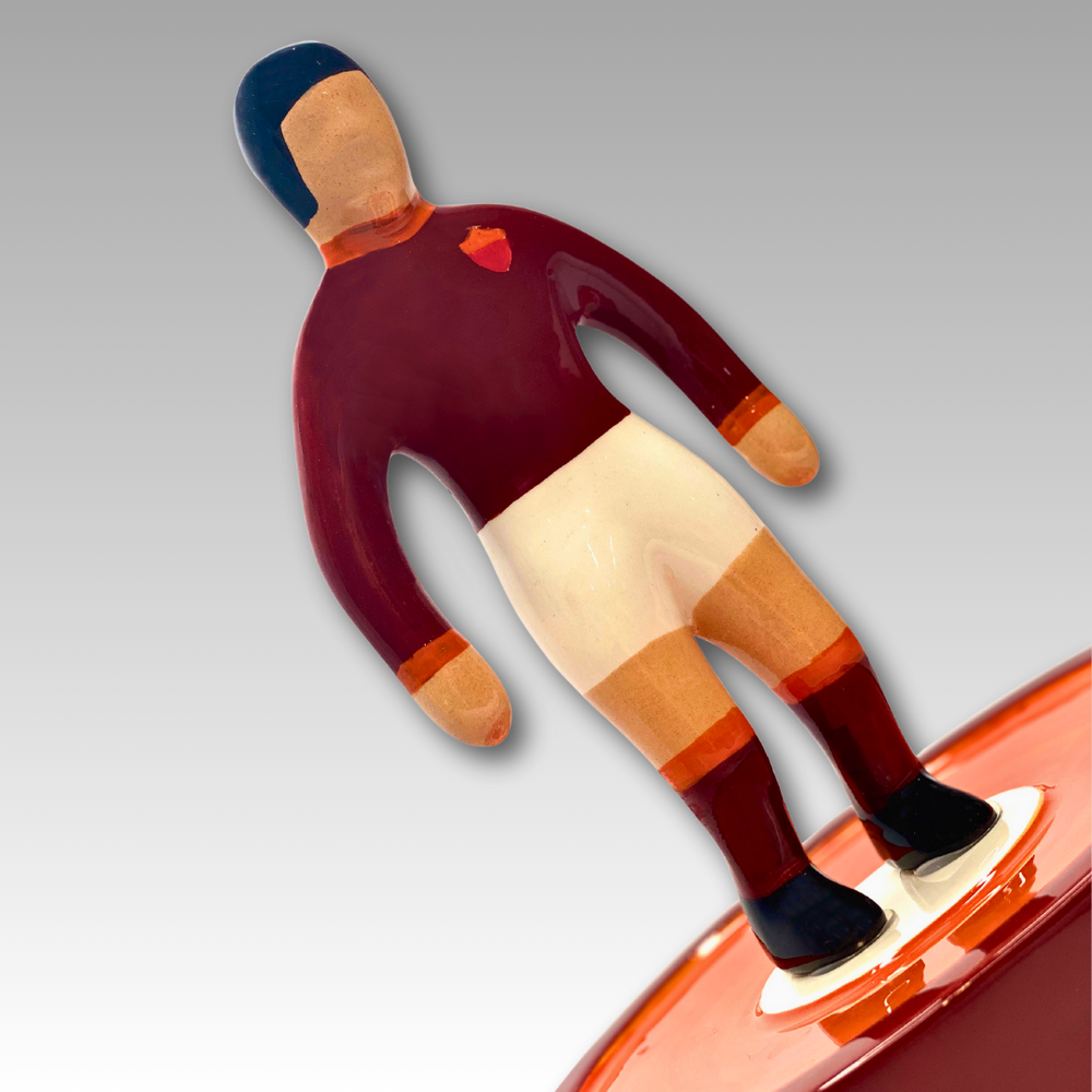 Dettaglio statuetta Subbuteo ceramica granata e arancione