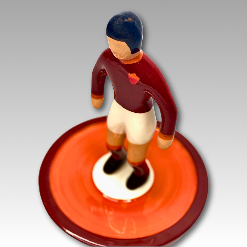 Vista dall'alto statuetta Subbuteo ceramica granata e arancione