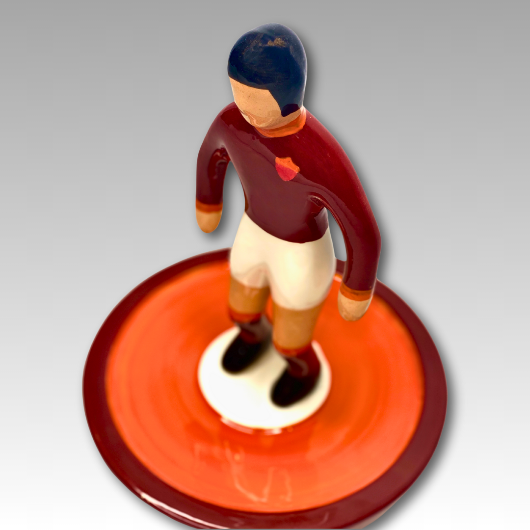 Vista dall'alto statuetta Subbuteo ceramica granata e arancione