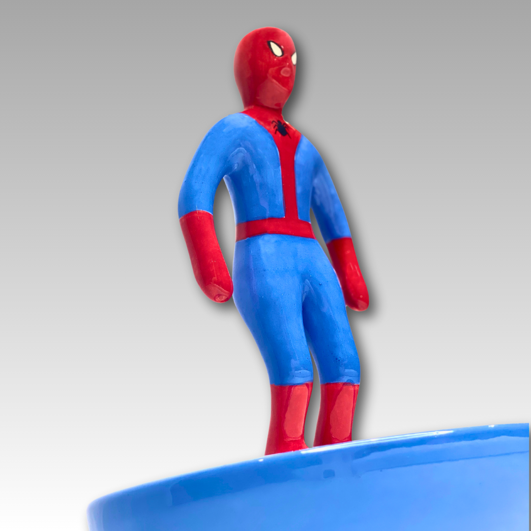 Statuina ceramica Subbuteo supereroe blu e rosso inclinata