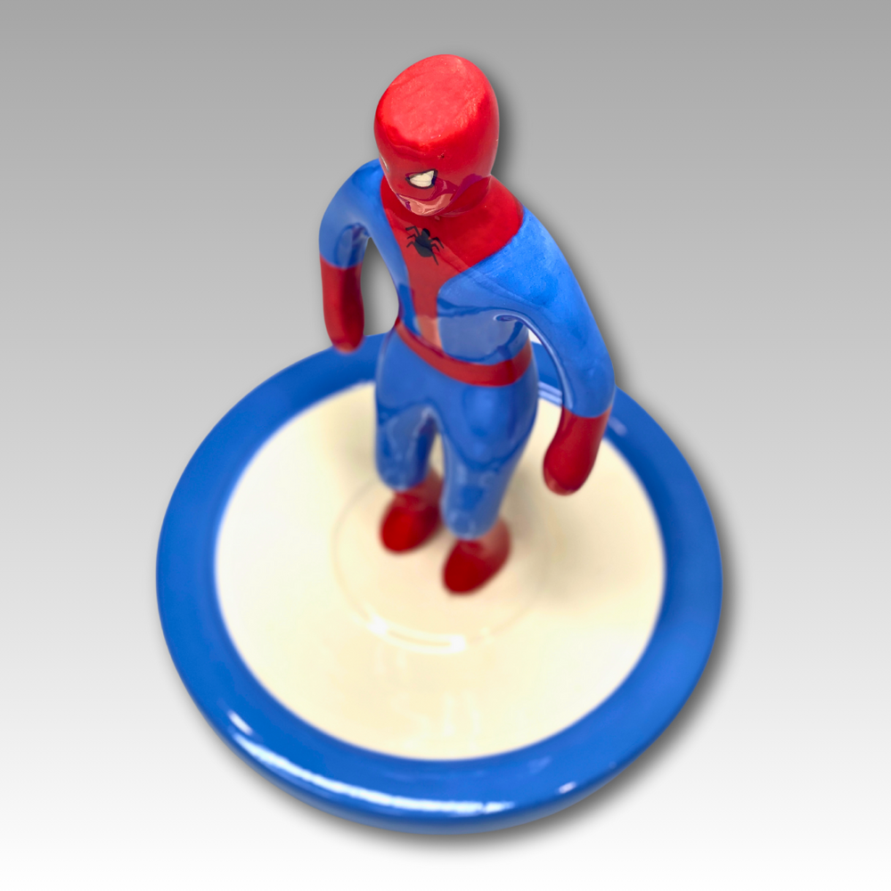 Vista dall'alto statuina ceramica Subbuteo supereroe blu e rosso