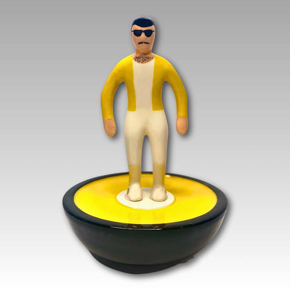 Statuina ceramica Subbuteo cantante giallo e bianco
