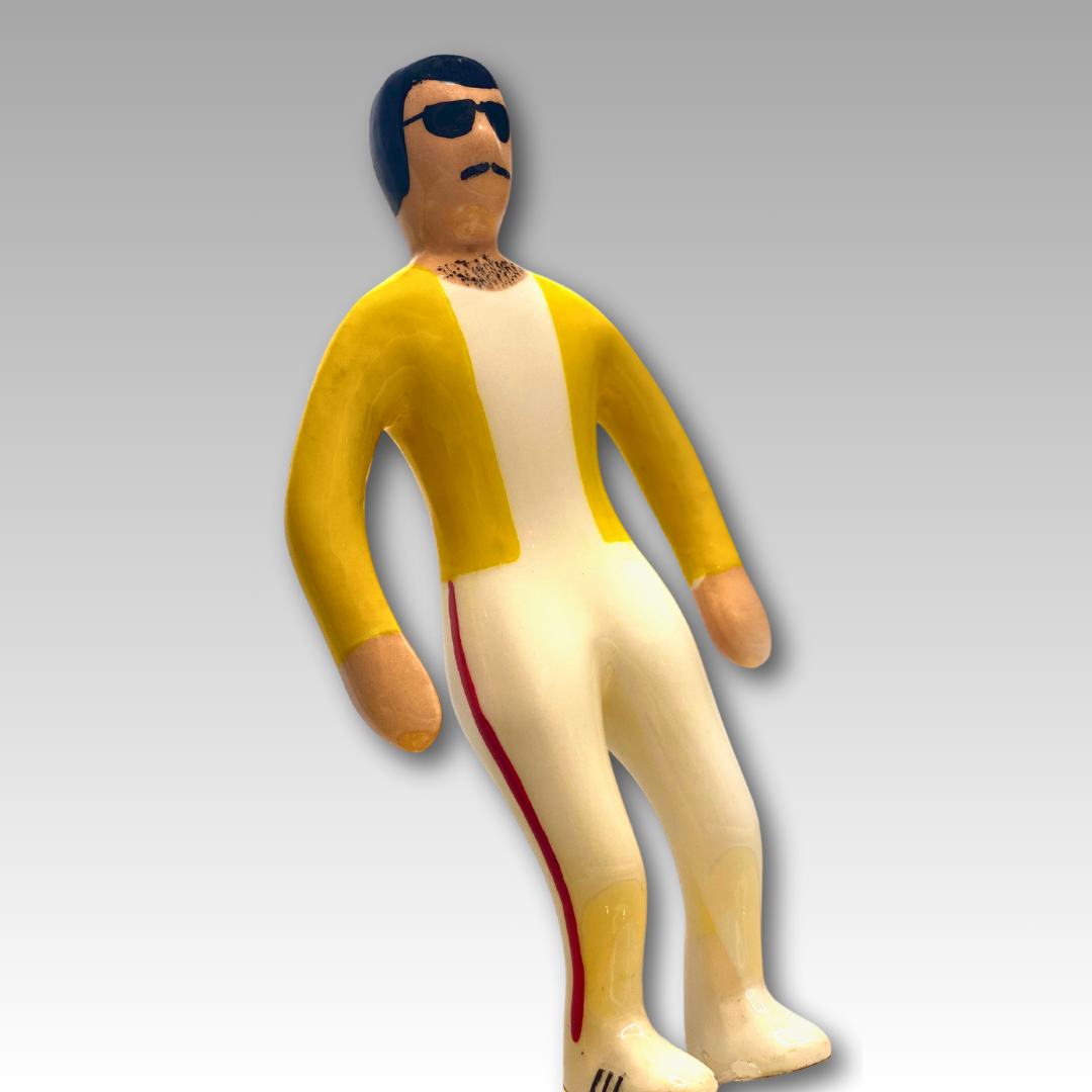 Statuina ceramica Subbuteo cantante giallo e bianco inclinata