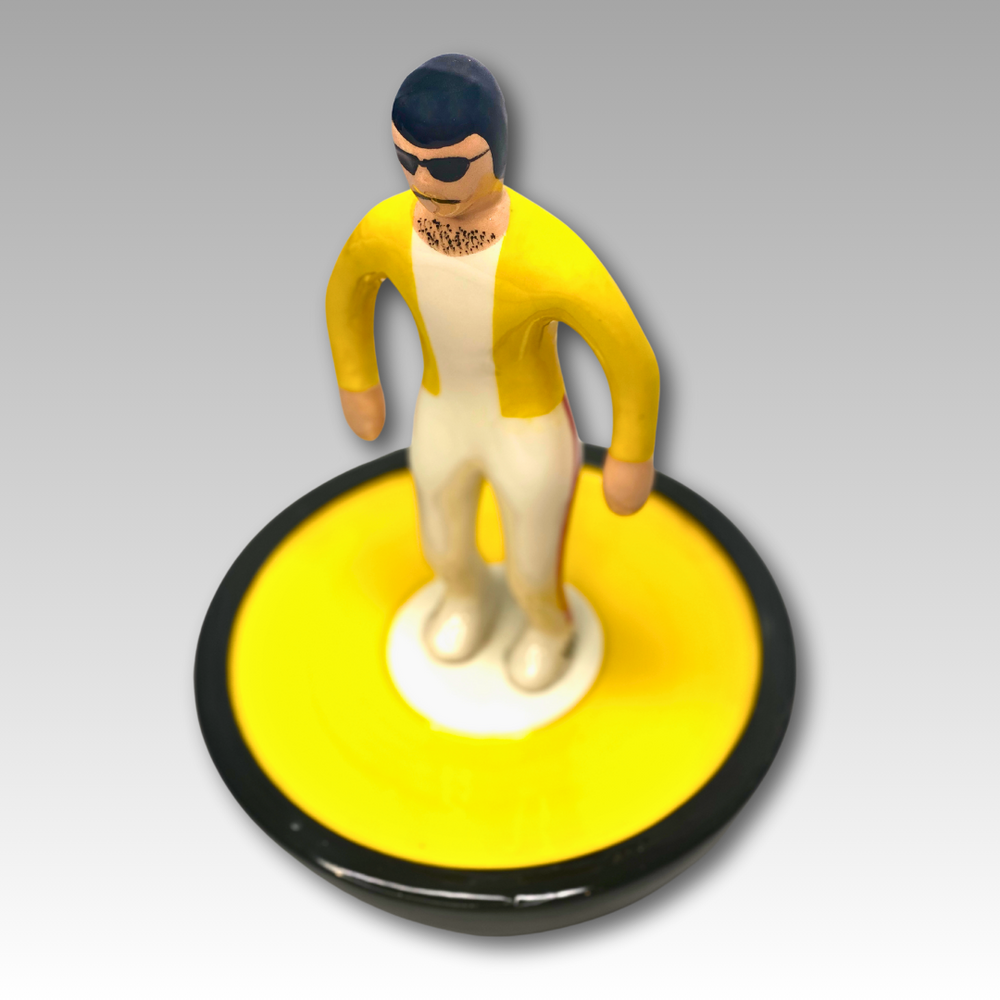 Vista dall'alto statuina ceramica Subbuteo cantante giallo e bianco