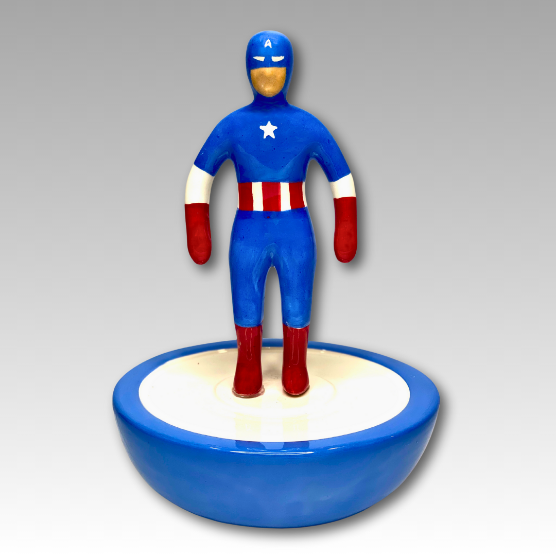 Statuetta in ceramica artigianale di Capitan America Subbuteo, alta 30 cm, per collezionisti e appassionati di supereroi.