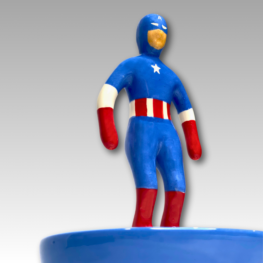 Statuina ceramica Subbuteo supereroe blu e rosso inclinata