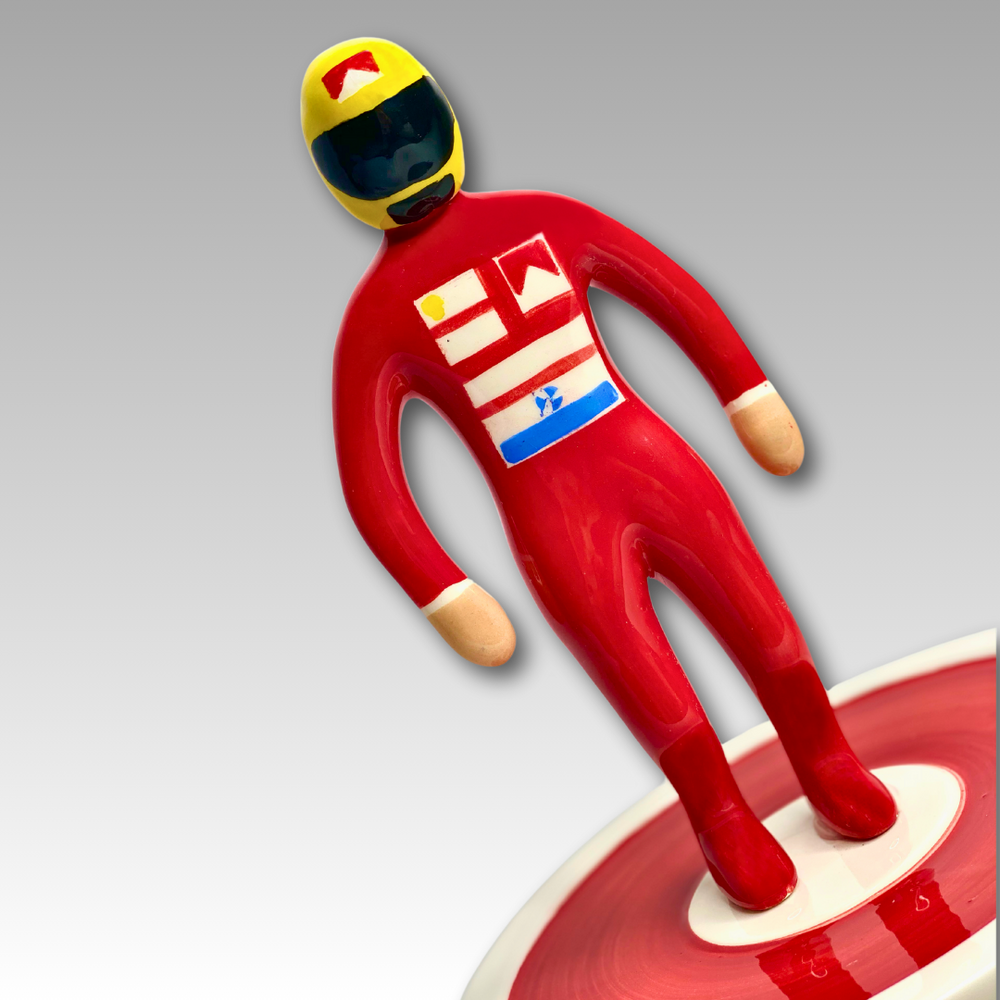 Statuina ceramica Subbuteo pilota rosso e giallo inclinata