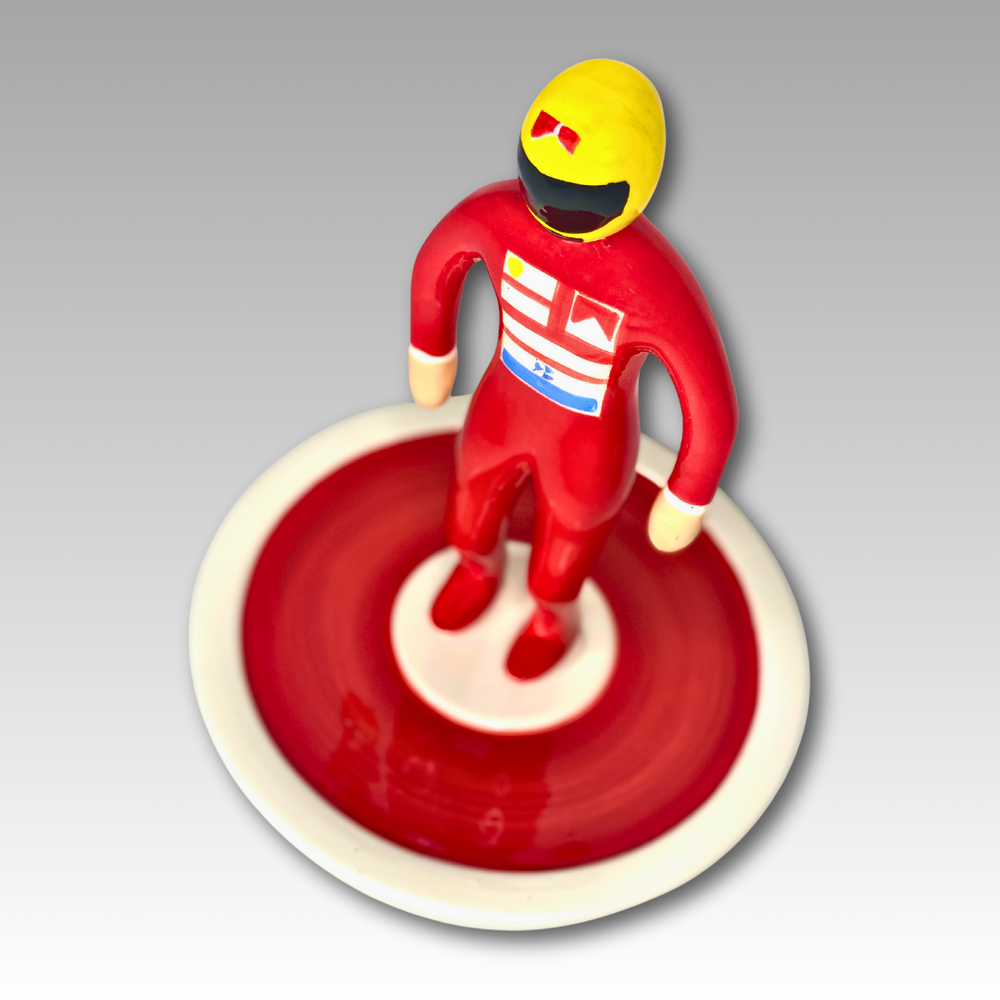 Vista dall'alto statuina ceramica Subbuteo pilota rosso e giallo