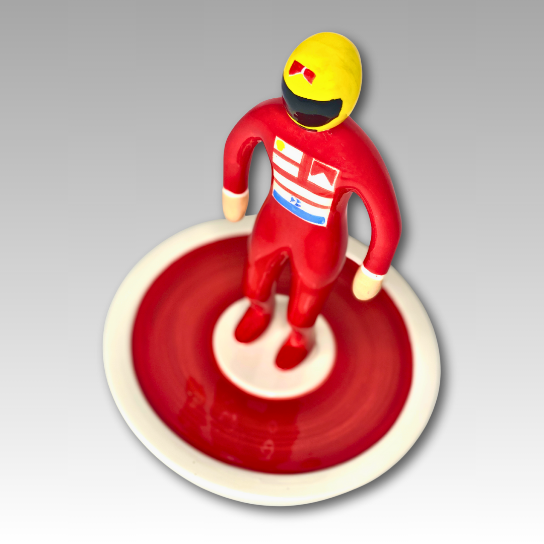 Vista dall'alto statuina ceramica Subbuteo pilota rosso e giallo