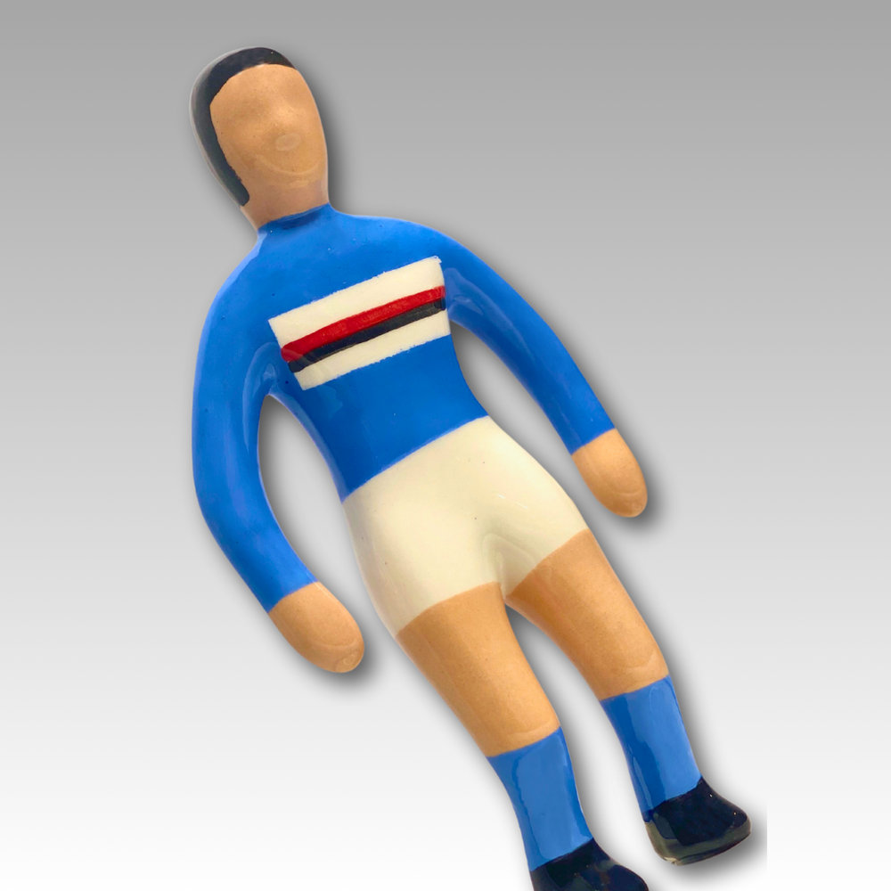 Dettaglio statuetta Subbuteo ceramica blu e bianco