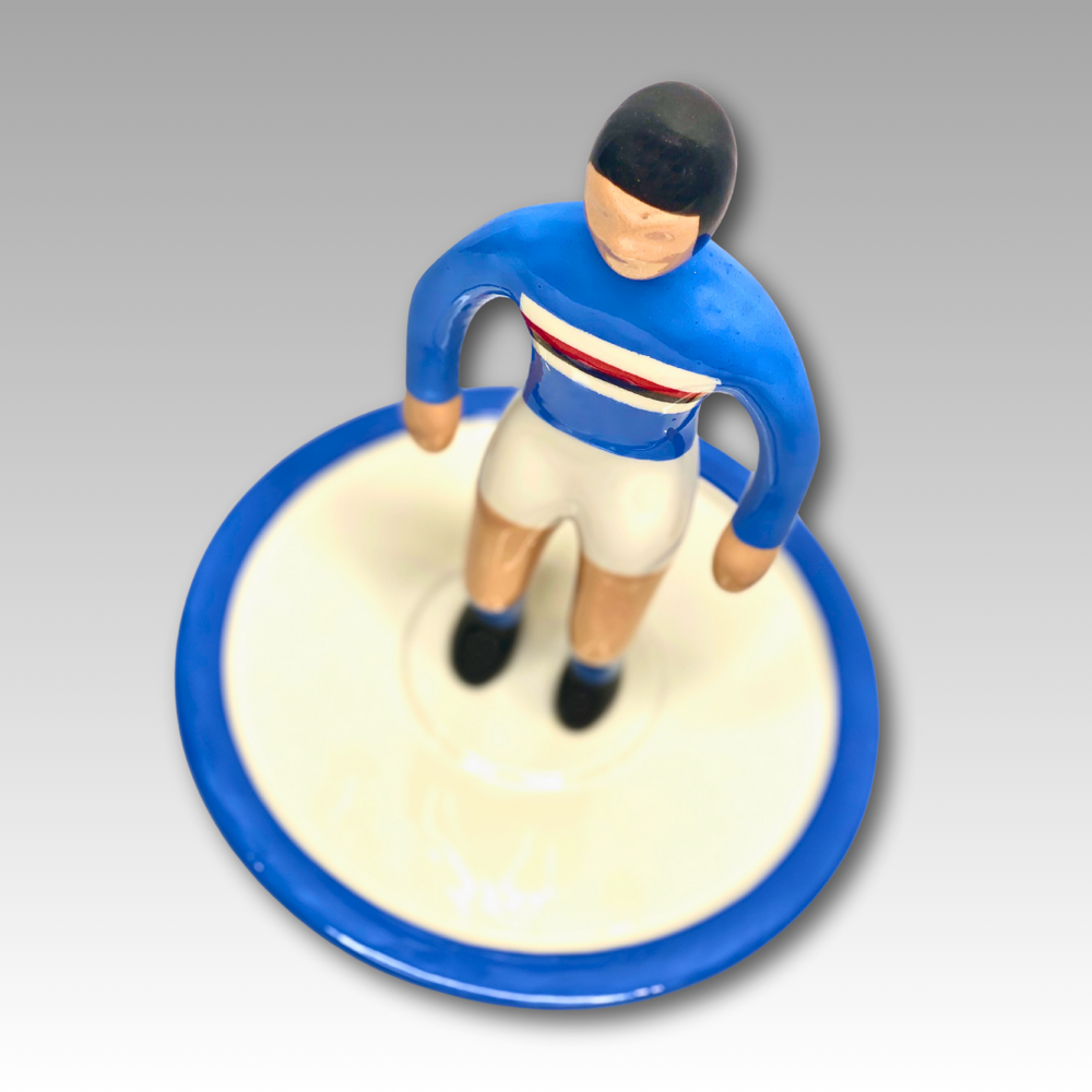 Vista dall'alto statuetta Subbuteo ceramica blu e bianco