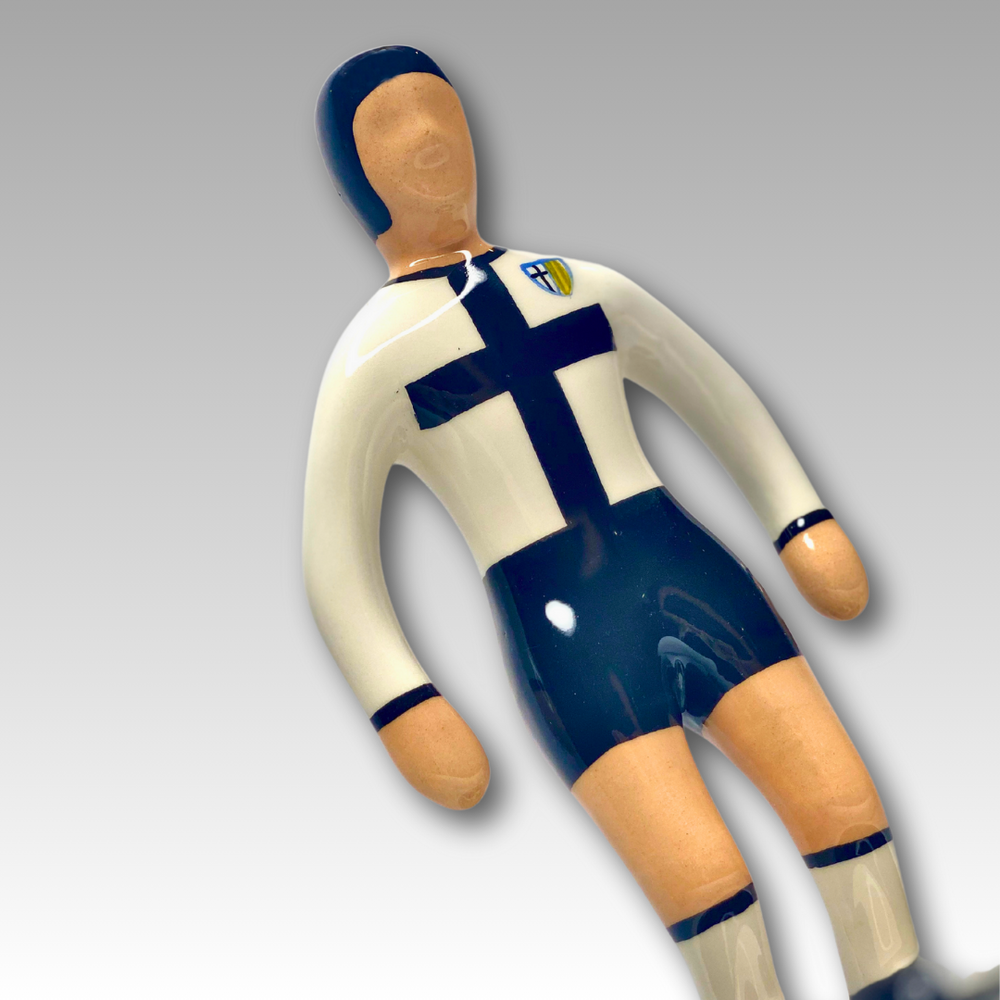Statuina ceramica Subbuteo calciatore bianco e blu inclinata