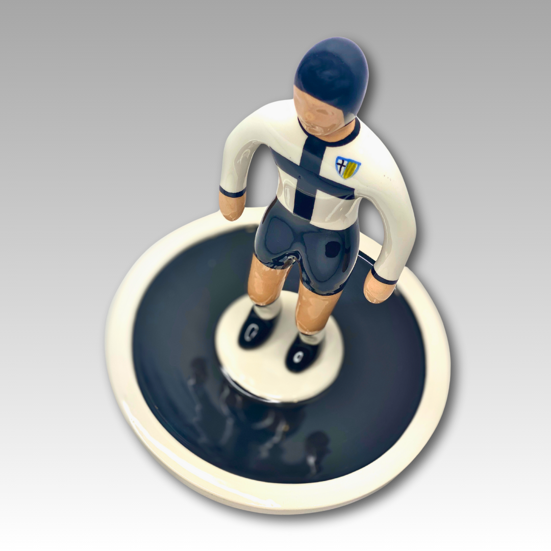 Vista dall'alto statuina ceramica Subbuteo calciatore bianco e blu