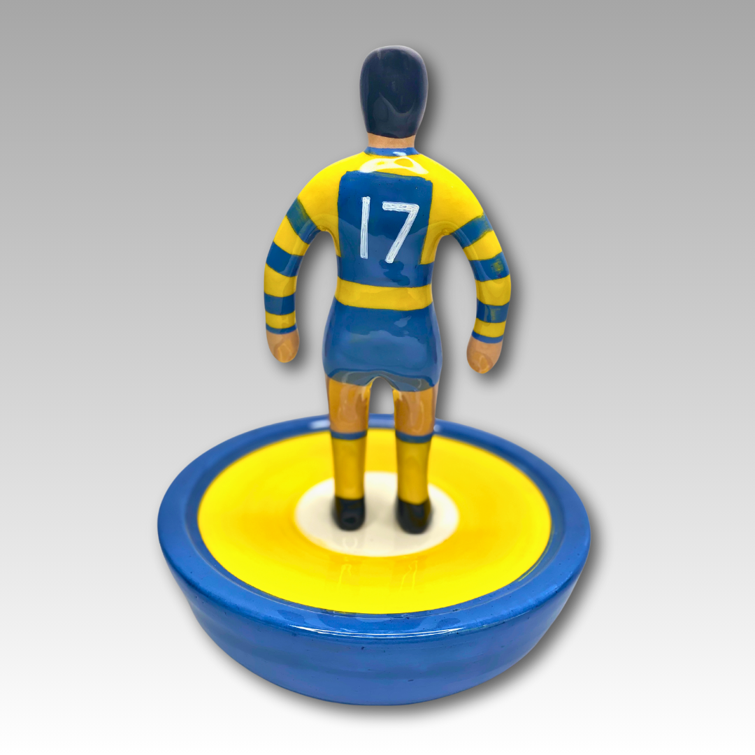 Retro con numero 17 statuetta Subbuteo ceramica giallo e blu