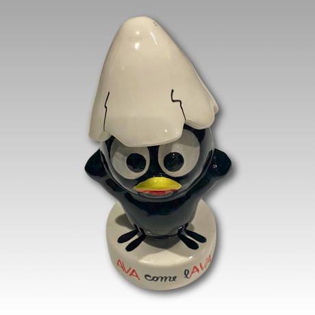 Calimero ceramico visto dall'alto con cappello bianco