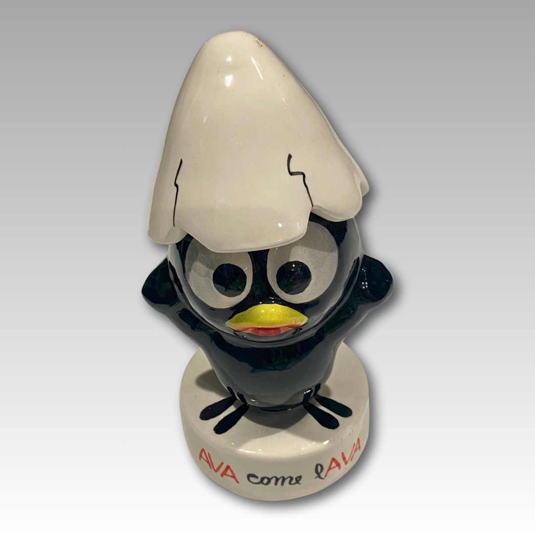 Vista frontale Calimero ceramico con cappello bianco