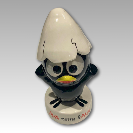 Vista frontale Calimero ceramico con cappello bianco