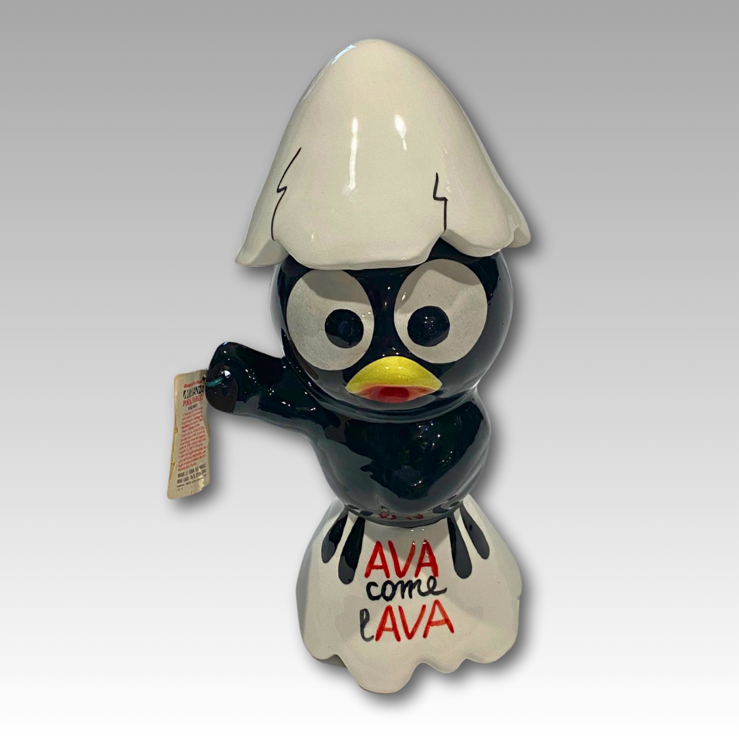 Statuetta Calimero con cartellino e scritta 'AVA come LAVA'
