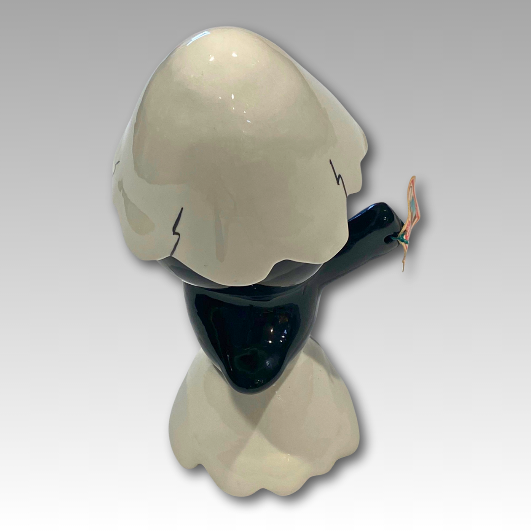 Vista posteriore Calimero ceramico con cappello bianco