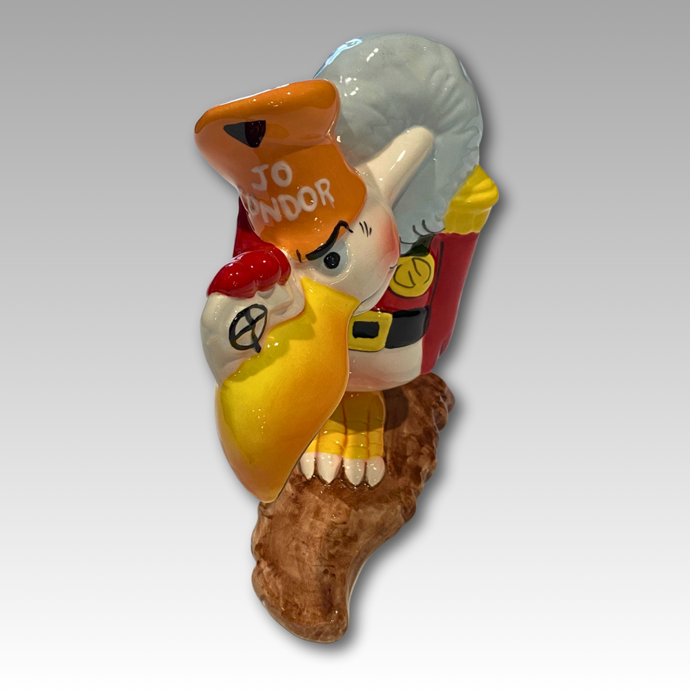 Statuina Joe Condor in ceramica, dettaglio frontale