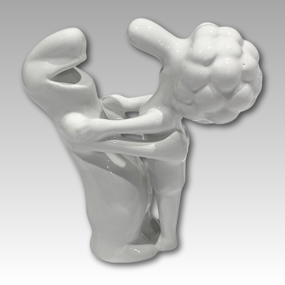 Statuetta ceramica La Linea, abbraccio stilizzato