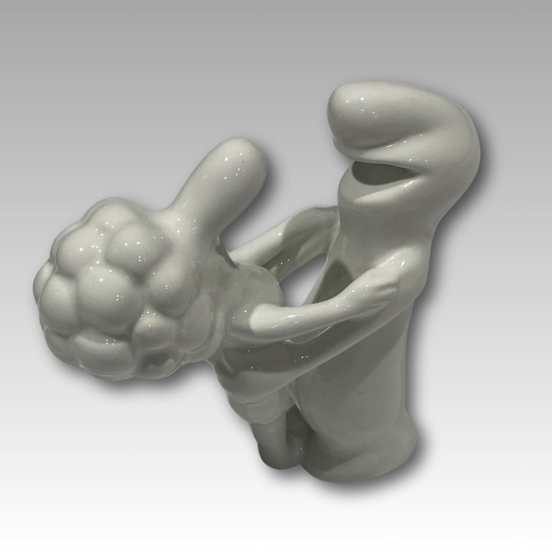 Statuetta ceramica La Linea, abbraccio artistico