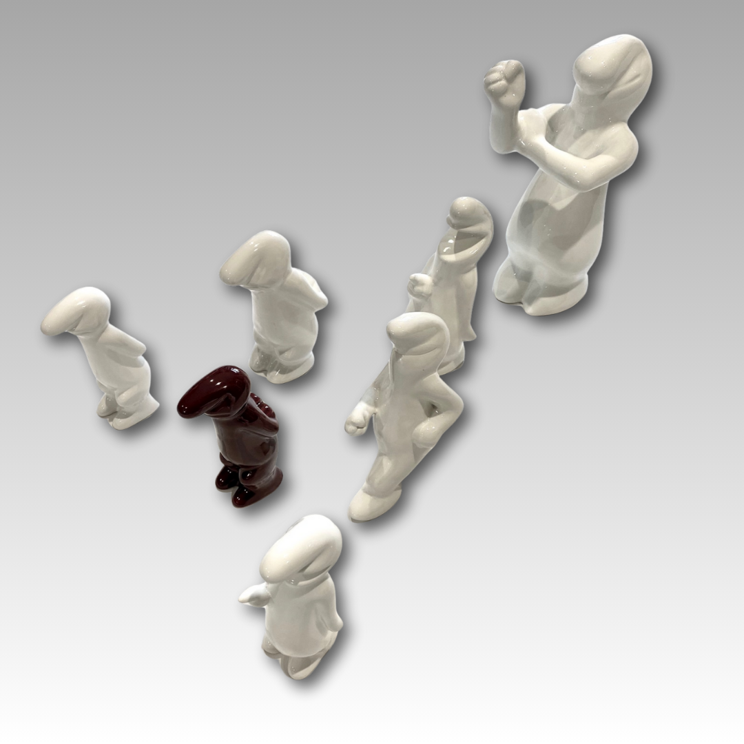 Statuette ceramica La Linea, disposizione artistica