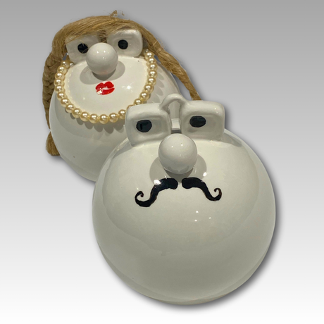 Statuine Papalla in ceramica con baffi e collana