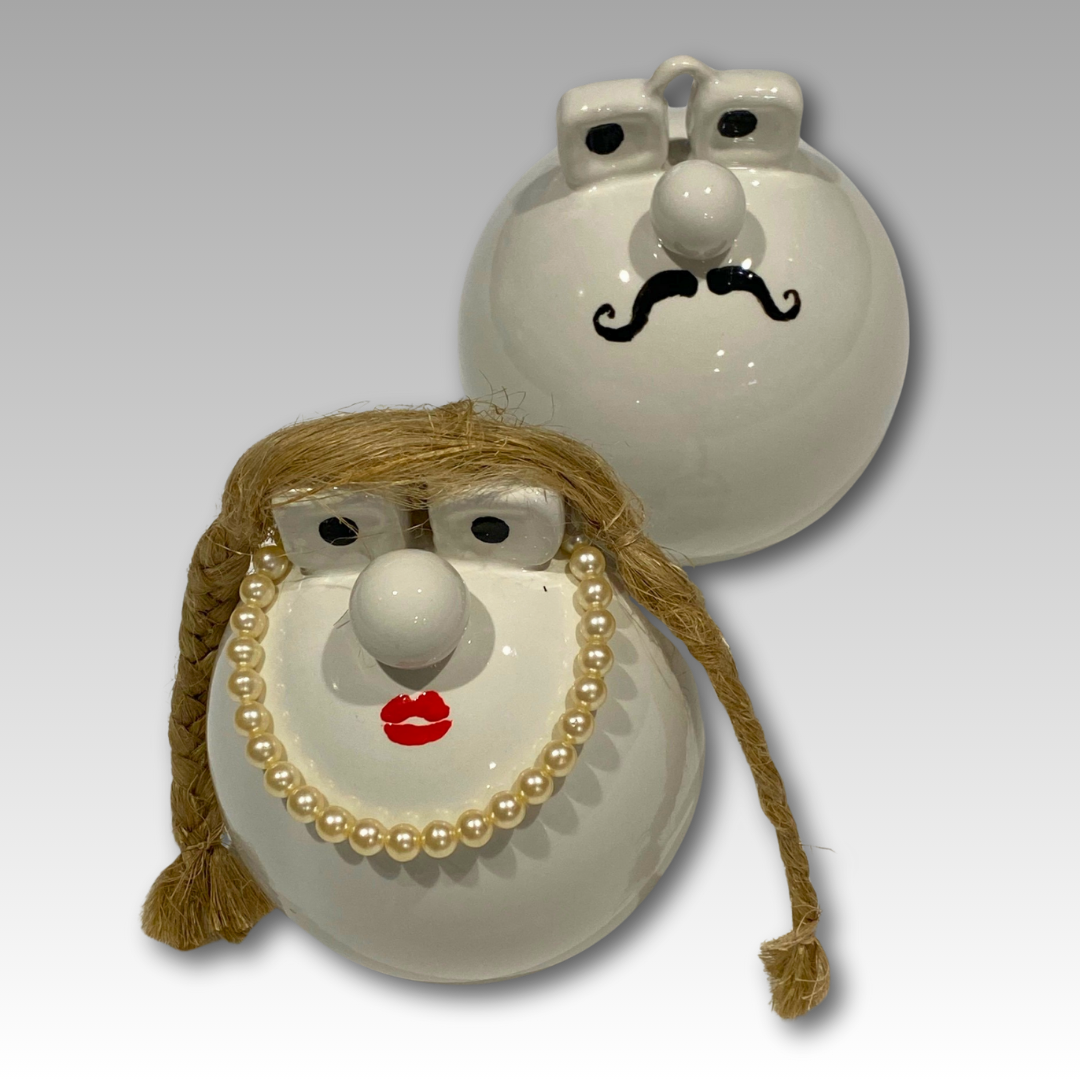 Statuine Papalla in ceramica, baffi e collana