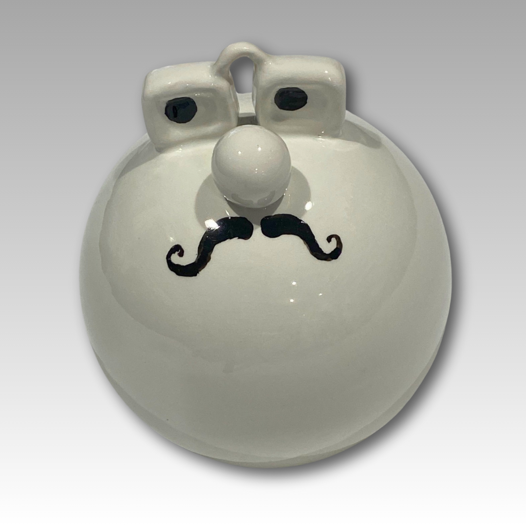 Statuina Papalla in ceramica con baffi neri