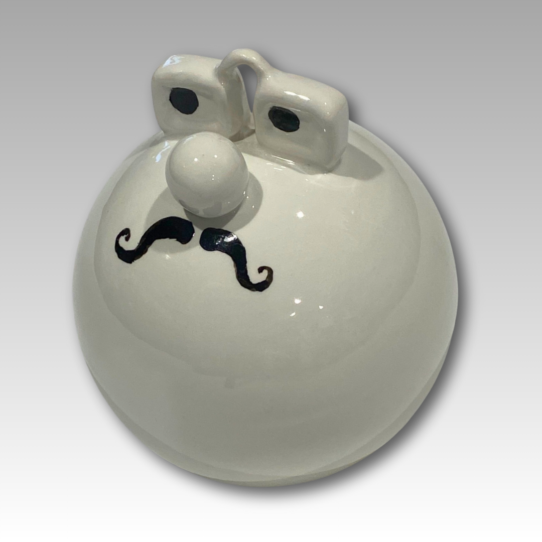 Statuina Papalla in ceramica con baffi neri