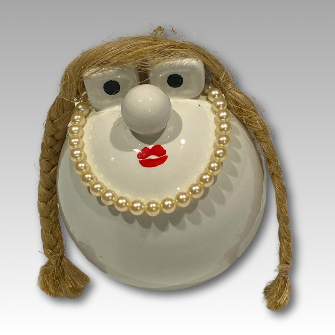 Statuina Papalla in ceramica con collana di perle