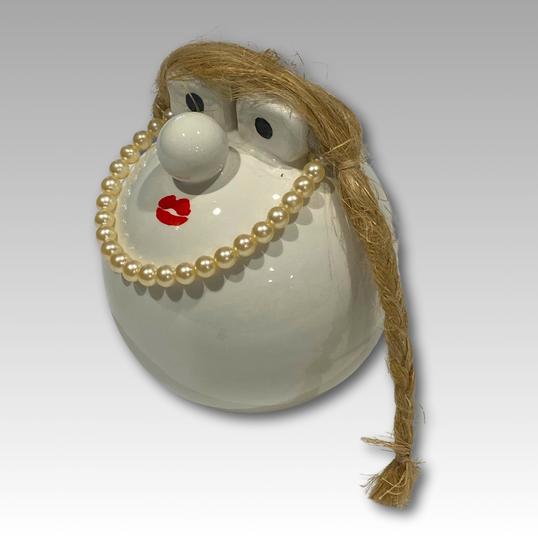 Statuina Papalla in ceramica con collana di perle