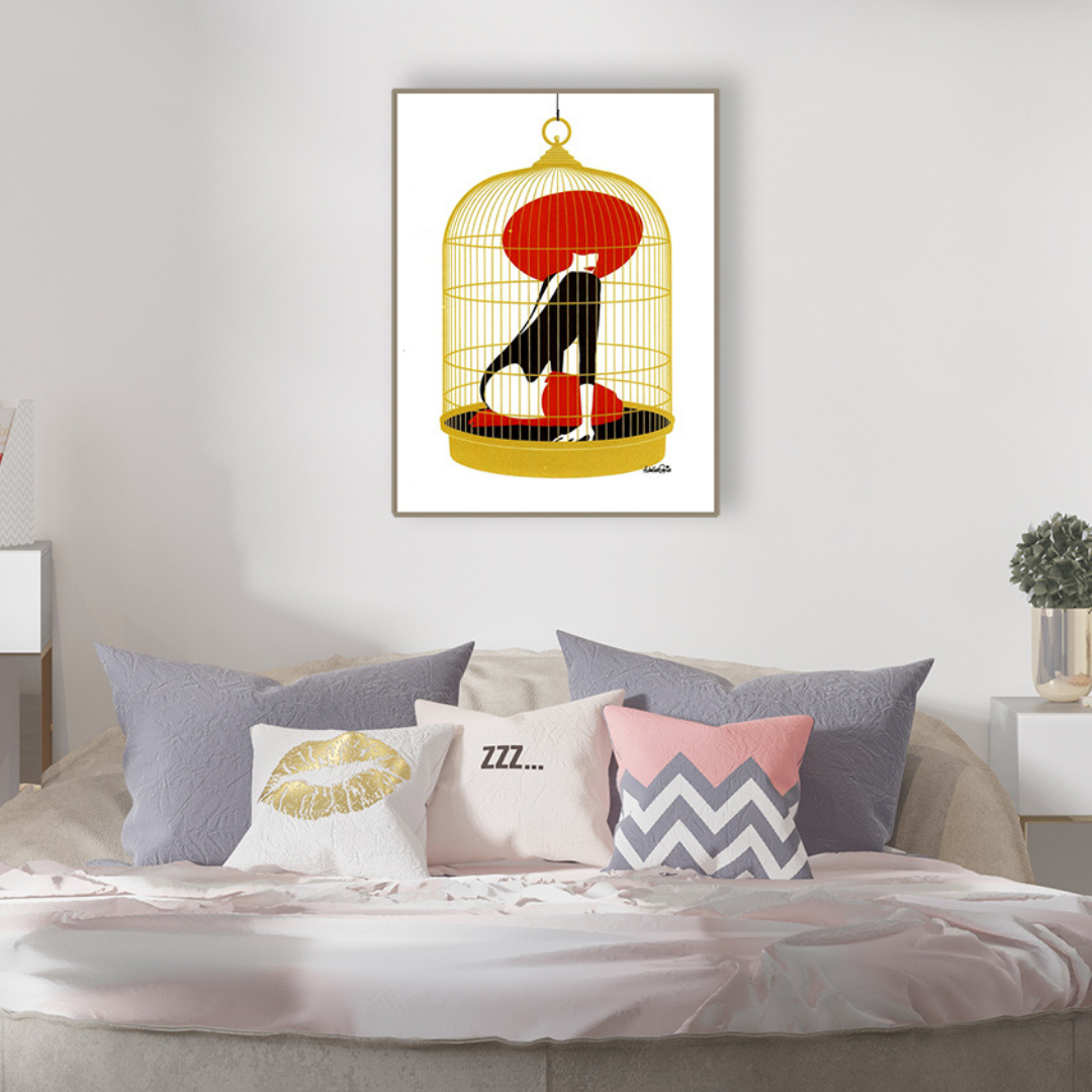 Ambientazione Quadro Serigrafia 'The Golden Cage' di Amleto Dalla Costa con silhouette femminile in una gabbia dorata, simbolo di bellezza e confinamento.