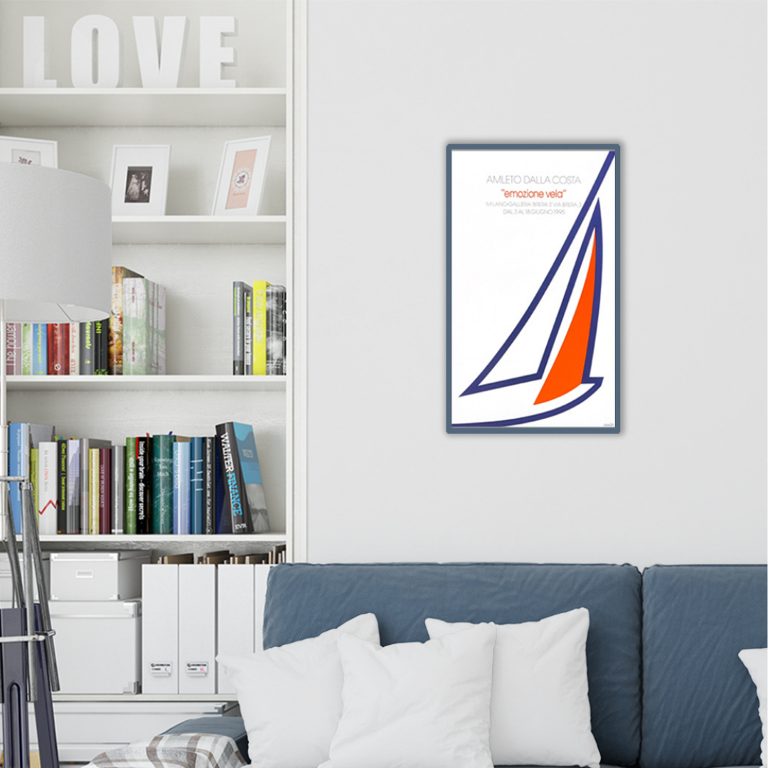 Ambientazione "Poster 'EMOZIONE VELA' di Amleto Dalla Costa, edizione rara e limitata, arte nautica del 1995, ideale per collezionisti."