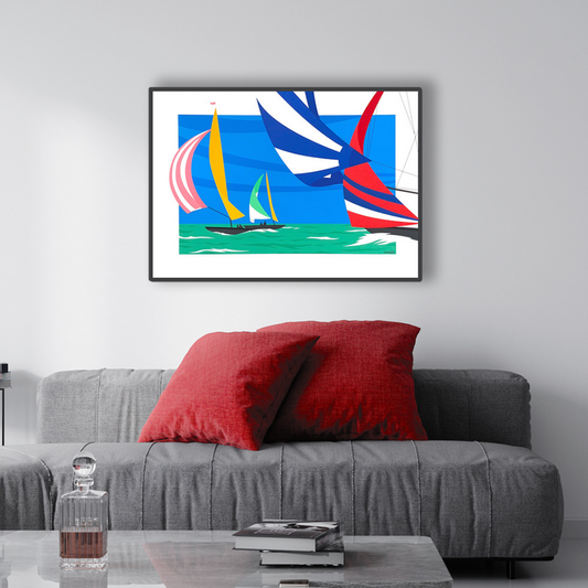Ambientazione Quadro Serigrafia artistica 'Alisei' firmata da Amleto dalla Costa, rappresentazione vibrante di barche a vela, parte della Collezione Emozione Vela, 75x55 cm.