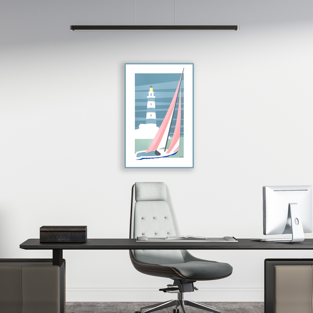 Ambientazione Quadro Serigrafia 'Il Faro' di Amleto dalla Costa, arte nautica con un faro e barca a vela, parte della prestigiosa Collezione Emozione Vela, 42x64 cm.