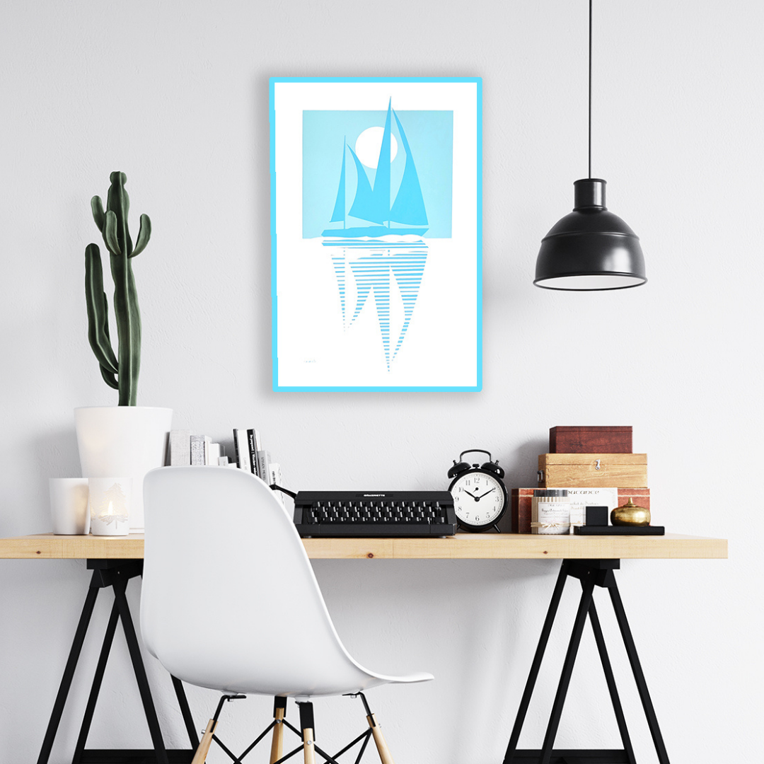 Ambientazione Quadro Serigrafia 'TORTUGA' di Amleto Dalla Costa, 67x99 cm, dalla Collezione EMOZIONE VELA, firmata e numerata, arte nautica esclusiva.