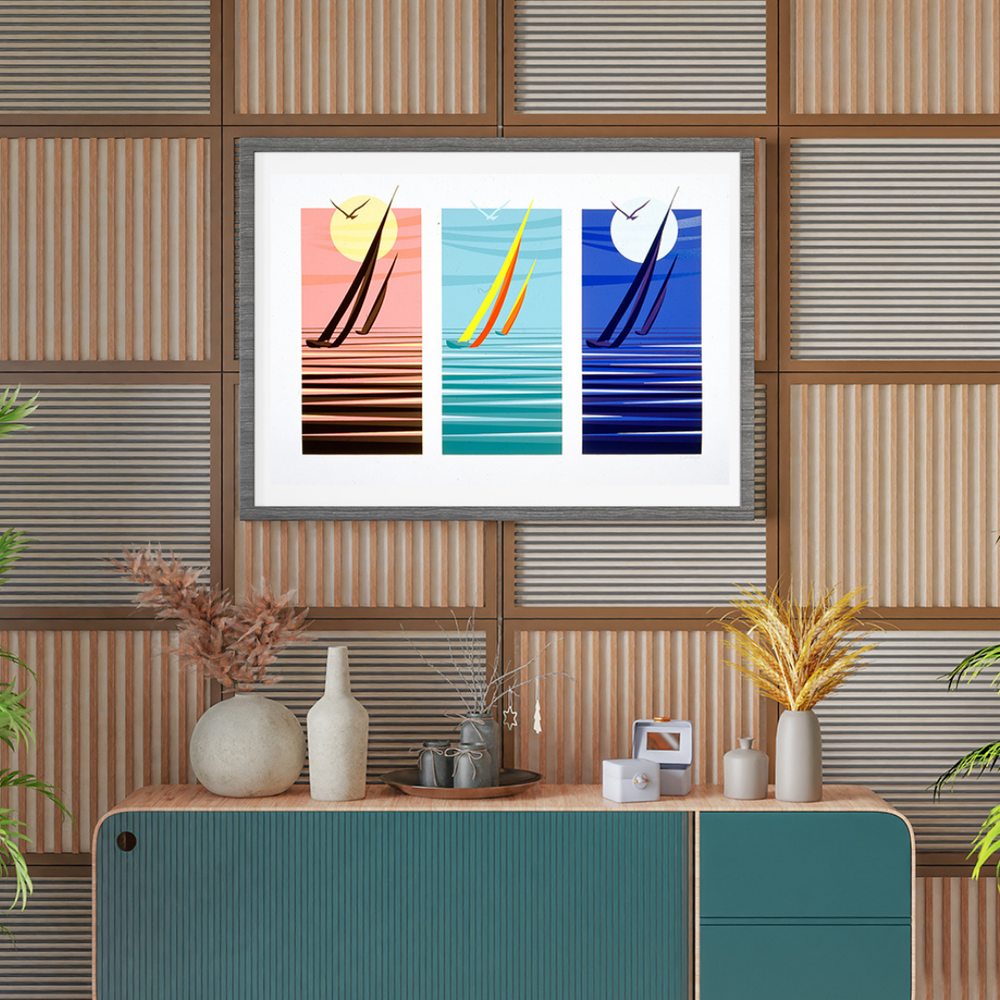 Ambientazione mobile con Serigrafia "Riflessi" di Amleto Dalla Costa: trilogia serigrafica che esplora la bellezza del mare in momenti diversi, illuminando ogni spazio con arte unica.