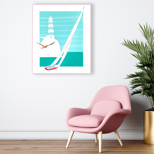 Ambientazione quadro Serigrafia elegante 'Punta Stella' di Amleto dalla Costa, con vela e faro, pezzo firmato e numerato della Collezione Emozione Vela.