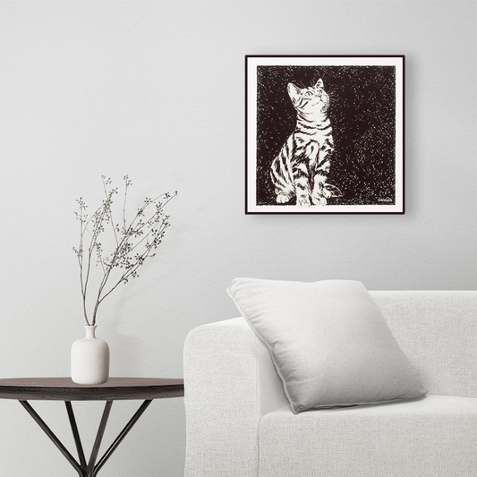 Ambientazione Serigrafia Illustrazione in bianco e nero 'Briscola' di A. Dalla Costa, raffigurante un gatto affascinato e attento, disponibile su MycromArt.